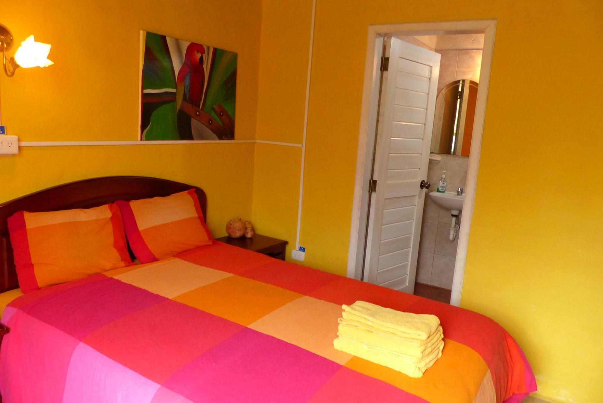 La Casa Amarilla Hotel Banos  Room photo